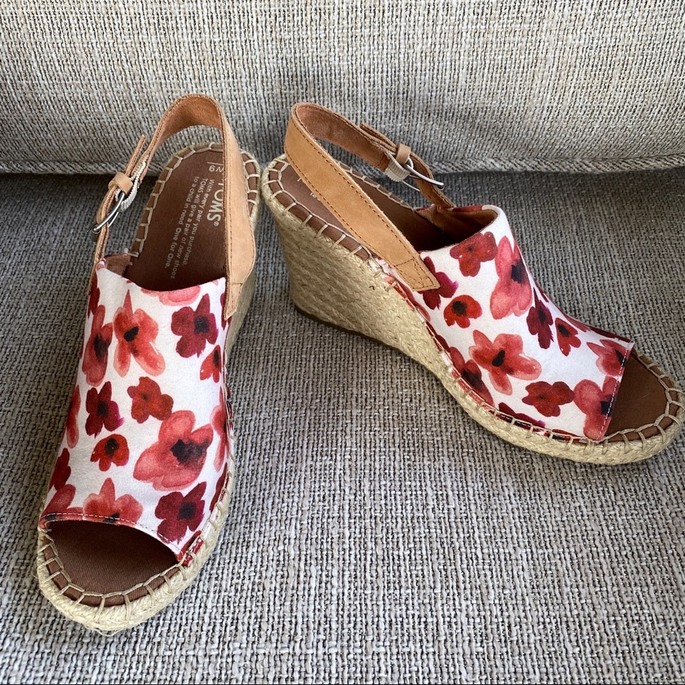 NWOT TOMS SZ 9 FLORAL PEEP TOE WEGES SANDALS SHOE